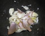 รูปขั้นตอนการทำที่ 2 ของ ผัดไก่น้ำมันหอยใส่แครอท