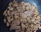 รูปขั้นตอนการทำที่ 3 ของ ตับผัดซีอิ๊วใส่หมูสับและเห็ดชิเมจิ