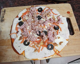 Foto del paso 2 de la receta: Pizza de atún con cebolla frita, zanahoria encurtida y olivas