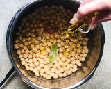 Foto del paso 1 de la receta: Receta de garbanzos, aguacate y queso. fácil y muy sana