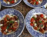 Foto del paso 2 de la receta Plato de higos, mozzarella, jamón y tomatitos con cebollino y hierba buena