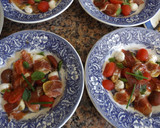 Foto del paso 2 de la receta: Plato de higos, mozzarella, jamón y tomatitos con cebollino y hierba buena