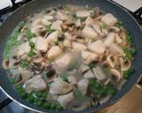 Foto del passaggio 3 della ricetta Bocconcini di pollo cremosi con funghi e piselli