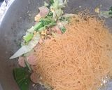 Foto langkah ke 5 dari resep Bihun Goreng Bakso Sosis.