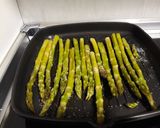 Foto del paso 2 de la receta: Atado de espárragos y revuelto de ajetes