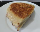 Foto del paso 7 de la receta: Sándwich🥪de salchichón de cerdo🥓y queso🧀en pan🍞casero de ajo🍖y finas hierbas🥐🌿🧄