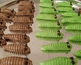Foto langkah ke 3 dari resep Kue Ulat ~ Caterpilar Cookies.