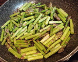 Foto del paso 3 de la receta: Hélices al pesto con espárragos y cherrys