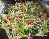 Foto langkah ke 5 dari resep Tumis Kangkung Tauge Saus Tiram.