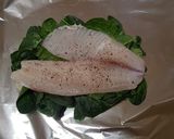 Foto del paso 1 de la receta: Pescado empapelado con espinaca y jitomate uva