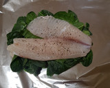 Foto del paso 1 de la receta: Pescado empapelado con espinaca y jitomate uva