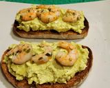 Foto del paso 6 de la receta: Tostas con aguacate, huevo, salsa mahonesa y langostinos
