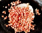 Foto del paso 2 de la receta: Huevo con salchicha y queso al horno