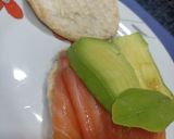 Foto del paso 2 de la receta: Bocata de salmón con aguacate y tomate