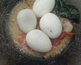 Foto langkah ke 1 dari resep Telur Tumis Bawang Putih dan Kemiri.