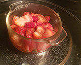 Foto del paso 5 de la receta: Cheesecake individual de fresa en microondas