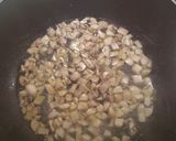 Foto del passaggio 4 della ricetta Straccetti di Pollo con funghi e panna