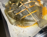 Foto del paso 3 de la receta: Rodaballo al horno con guindilla y ajo