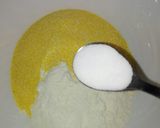 Foto del paso 1 de la receta: Bizcocho borracho de limón con feta y polenta