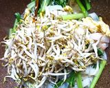 Foto langkah ke 3 dari resep Kwetiau Goreng Seafood.