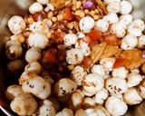A picture of step 6 of Makhana bhel.