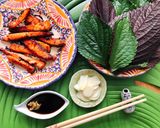 Hình bước làm 4 của món Lườn Cá Hồi Teriyaki Nướng Cuốn Tỏi & Tía Tô