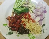 รูปขั้นตอนการทำที่ 1 ของ คั่วไก่ E-san Style
