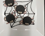 Foto del paso 4 de la receta: Galletitas Halloween: arañas glaseadas 🕷️🕸️😲