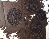 A picture of step 4 of Oreo slice brownie😋اوریو سلاٸس براٶنی 💝.