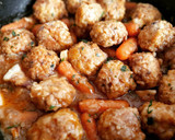 Foto del paso 9 de la receta: Albóndigas de calamar con panceta ibérica y zanahorias