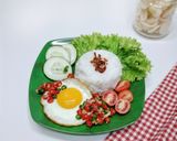 Foto langkah ke 4 dari resep Nasi Telur Ceplok Dengan Scallion Oil.