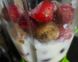 Foto langkah ke 2 dari resep Smoothies Pisang Strawberry.