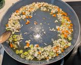 Foto del paso 3 de la receta: Arroz con alcachofas, setas y chorizo