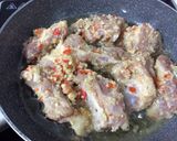 Hình bước làm 3 của món Sườn Heo Chiên Sả Ớt
