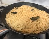 Foto del paso 4 de la receta Tallarines con salmón y cherrys en salsa de salvia con mantequilla