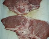 Foto del paso 1 de la receta: Chuletas de cerdo con ensalada..#molde