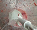 Foto langkah ke 3 dari resep Strawberry Almond Milk.
