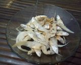 Foto langkah ke 1 dari resep Oseng ikan asin bulu ayam.