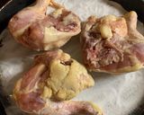 Foto del paso 3 de la receta: Muslos de pollo al horno con sal