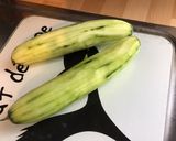 Une image de l'étape 1 de Concombres Noa à la ricotta,herbes fraîches et radis multicolores.