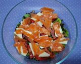 Foto del paso 2 de la receta: Ensalada de salmón, sucedáneo de caviar, aguacate y queso