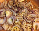 Foto del paso 1 de la receta: Longanizas (o salchichas) encebolladas con tomate