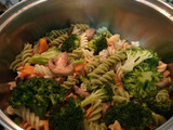 Pasta con verduras y aguacate
