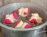 Foto langkah ke 4 dari resep Bolu Kukus Merah Putih.