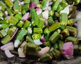 A picture of step 2 of Okra Do pyaza.