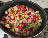 Foto del paso 2 de la receta: Pavo salteado con fideos, guisantes y pimientos