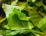 Hình bước làm 4 của món Canh Đùi Gà Nấu Nấm Và Cải Bẹ Xanh