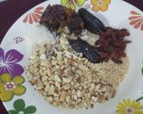A picture of step 1 of Dates bar with goji Berry and sunflower seeds.