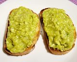 Foto del paso 3 de la receta: Tostas con aguacate y requesón para el desayuno