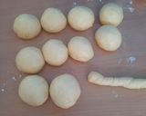 Foto langkah ke 3 dari resep Kkwabaegi korean twisted doughnuts.